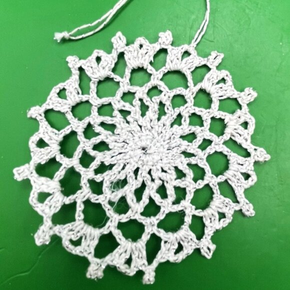 Lot of 5 VTG Handmade Crochet Snowflake Ornaments 1980s Metallic Holiday Décor - Picture 6 of 7